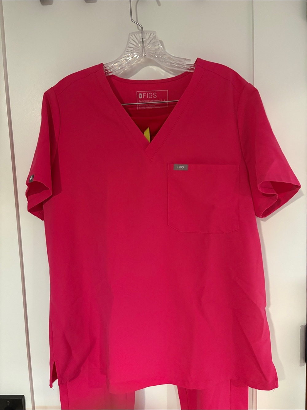 FIGS Women’s  Scrub Set in Bright Pink